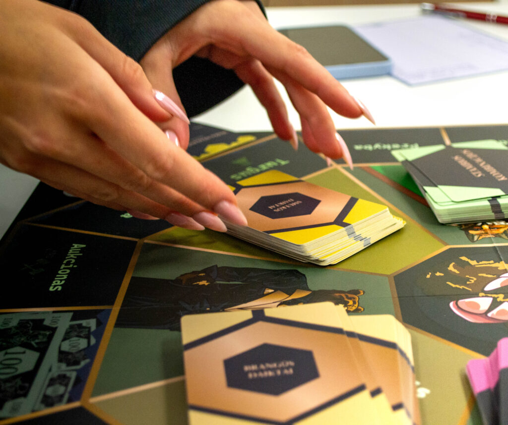 Stalo žaidimas - Pardavimų meistrai yra stalo žaidimas kuriame jūs mokotės derybų bei pardavimų įgūdžių.